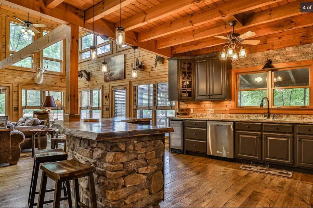 Blue Ridge Bliss- Spacious Cabin, Pets, Hot Tub! ภายนอก รูปภาพ