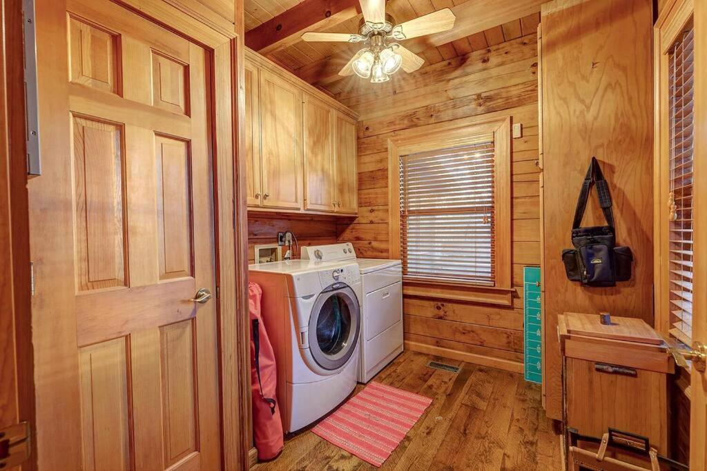 Blue Ridge Bliss- Spacious Cabin, Pets, Hot Tub! ภายนอก รูปภาพ