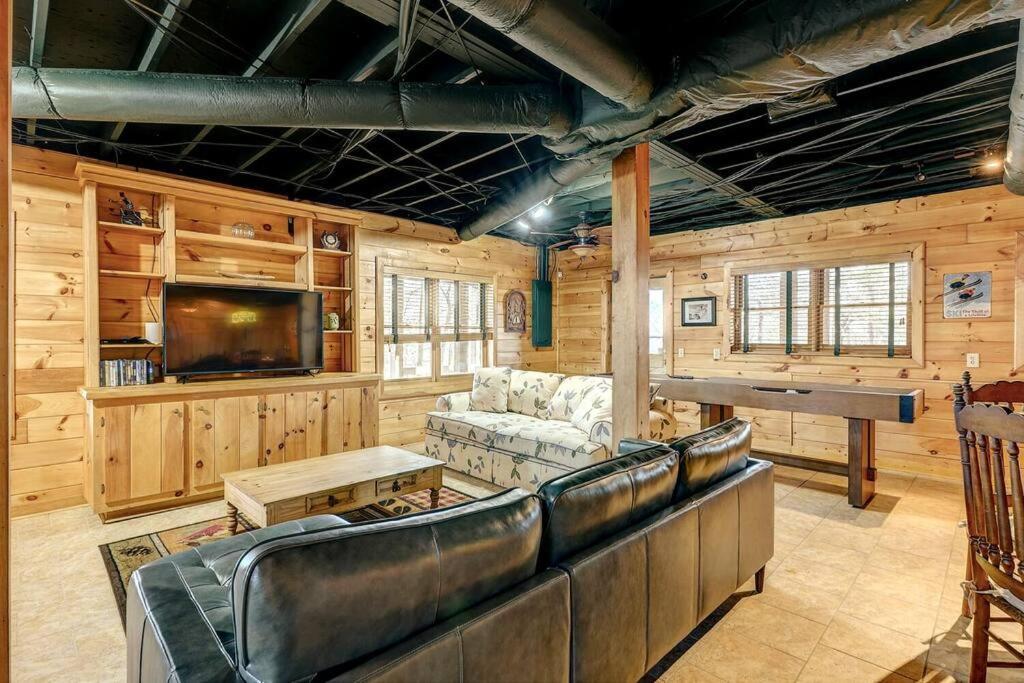 Blue Ridge Bliss- Spacious Cabin, Pets, Hot Tub! ภายนอก รูปภาพ