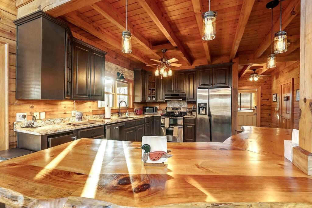 Blue Ridge Bliss- Spacious Cabin, Pets, Hot Tub! ภายนอก รูปภาพ