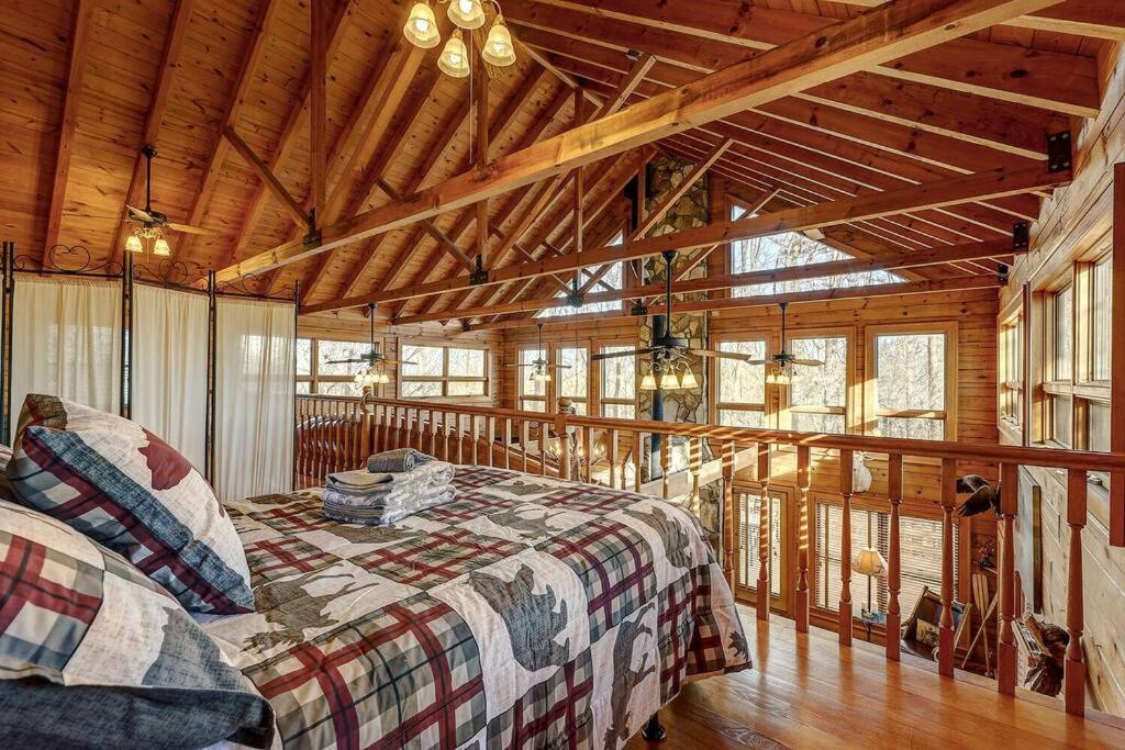 Blue Ridge Bliss- Spacious Cabin, Pets, Hot Tub! ภายนอก รูปภาพ