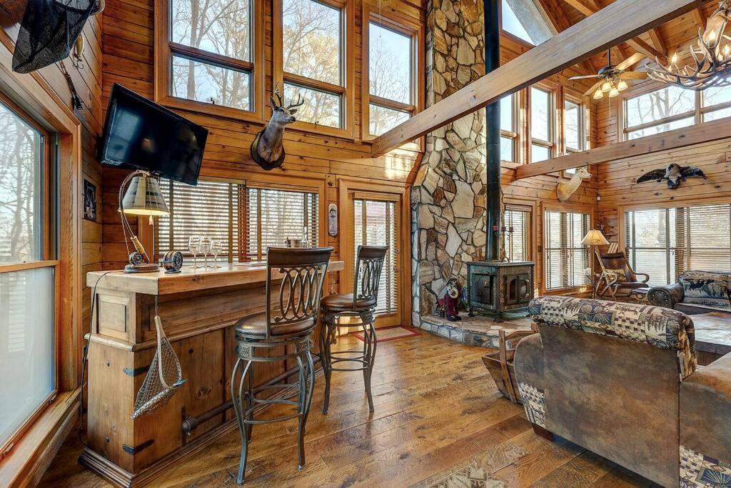 Blue Ridge Bliss- Spacious Cabin, Pets, Hot Tub! ภายนอก รูปภาพ