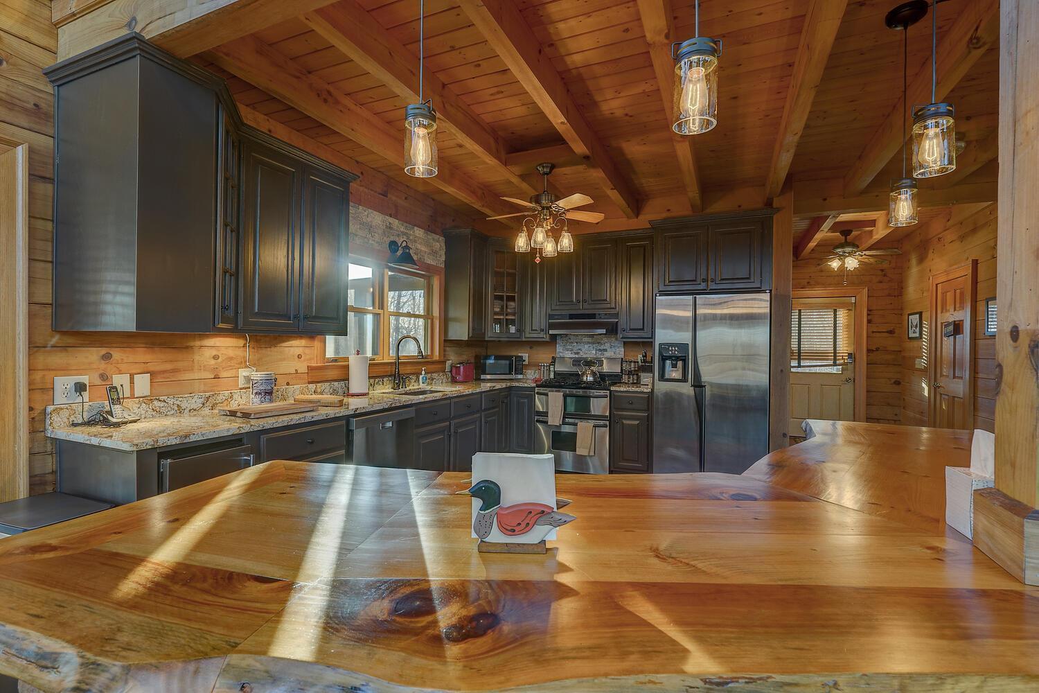 Blue Ridge Bliss- Spacious Cabin, Pets, Hot Tub! ภายนอก รูปภาพ